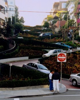 Lombard Street von unten - Klicken, um das Motiv als Postkarte zu versenden